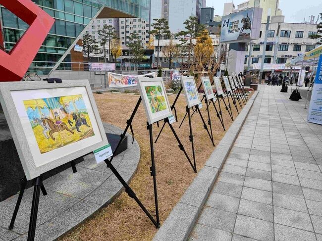 아동권리 그리기 공모전 작품 전시 모습