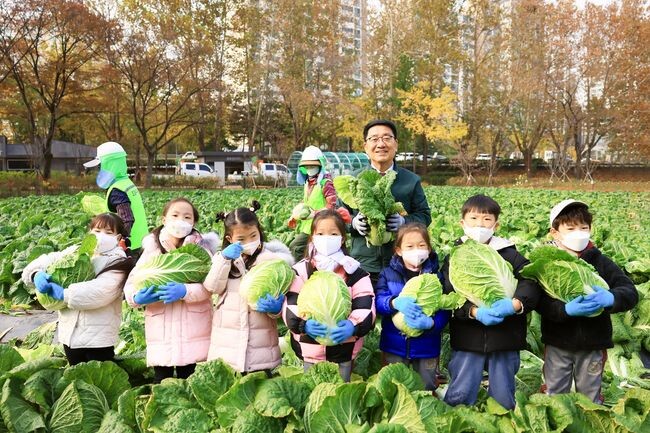 배추를 수확한 아이들과 찍은 기념 사진.