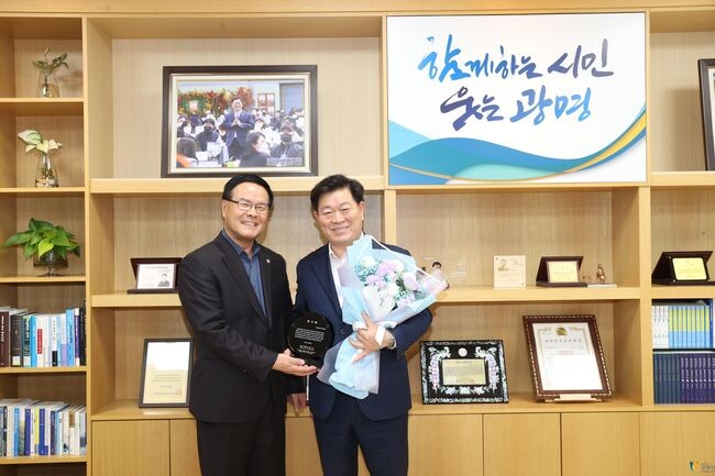 박승원 광명시장, 택시산업 발전 감사패 받아