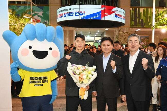조용익 부천시장이 황희찬 선수, 권세광 부천희망재단 이사장과 17일 시청 1층 로비에서 기념사진 촬영을 하고 있다.