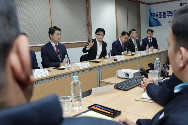 한동훈 법무부장관은 지난 17일 오후 대구 달성산업단지를 방문해 제도 시행 상황을 점검하고, 현장 의견 청취를 위해 기업 관계자, 외국인근로자, 지자체 관계자를 만나 간담회를 개최했다.
