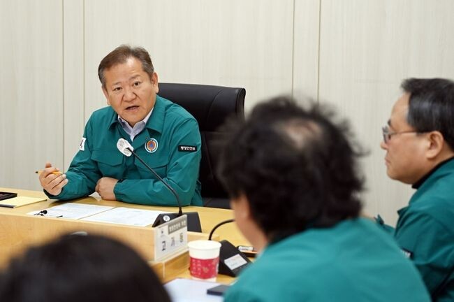 이상민 행정안전부 장관이 19일 오전 국가정보자원관리원 방문해 지방행정전산서비스 장애대응 상황 등을 청취하고 있다.&nbsp;