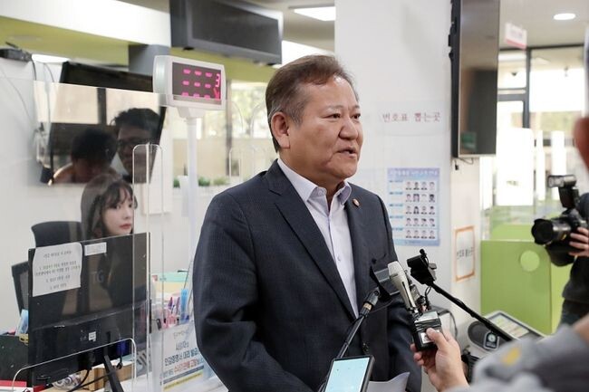 이상민 행정안전부 장관이 19일 오후 서울시 종로구 청운효자동 주민센터를 찾아 지방행정전산서비스인 새올지방행정정보시스템, 주민등록시스템, 행복이음 등에 대한 정상작동 여부를 점검하고 취재진의 질문에 답변을 하고 있다.&nbsp;
