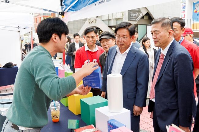 지난달 홍대 레드로드에서 열린 청년 일자리 페스타에 참석해 부스를 둘러보는 박강수 구청장(가운데)