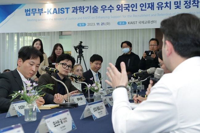 한동훈 법무부장관은 21일 대전 ‘카이스트’에 방문하여, 이광형 총장, 외국인 교수, 연구원, 석·박사 외국인 유학생 등과 간담회를 개최했다.