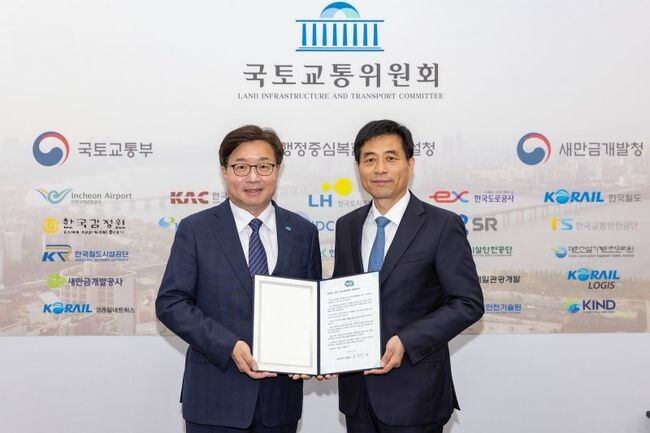 염태영 경기도 경제부지사가 21일 국회를 방문해 김동연 경기도지사 명의의 ‘노후계획도시 특별법 연내 통과 요청’ 서한문을 김민기 국회 국토교통위원회 위원장에 전달하고 있다.