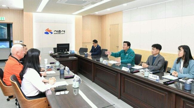 시흥시는 지난 20일 시흥을 대표하는 법인 택시 3사 관계자들을 만나 간담회를 갖고 택시업계의 고충과 애로사항을 청취했다.