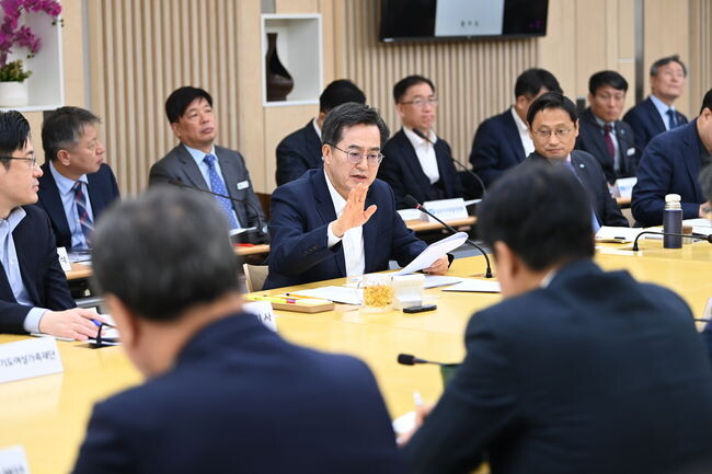 김동연 경기도지사가 경기북부특별자치도 설치를 위한 마지막 단계인 주민투표 실시를 행정안전부에 요청한 가운데, 12월 중순까지 가(可)/부(不)를 결정해 달라고 촉구했다. 