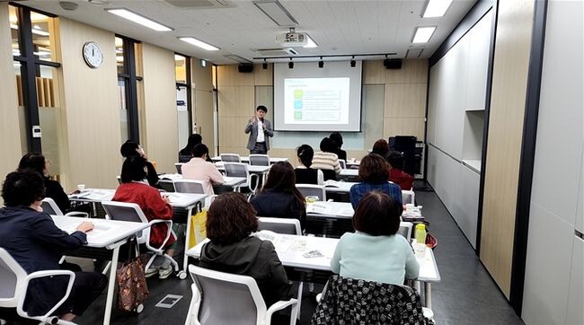 중장년 교육생들이 지난 정리수납 및 가사관리전문가 교육을 듣고 있다. 
