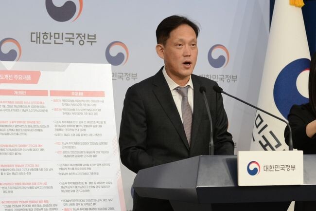 김태규 국민권익위원회 부위원장이 23일 서울 종로구 정부서울청사 별관에서 저소득 취약계층의 복지 사각지대 방지를 위한 '건강보험료 체납 빈발민원 해소방안'에 대해 브리핑을 하고 있다.