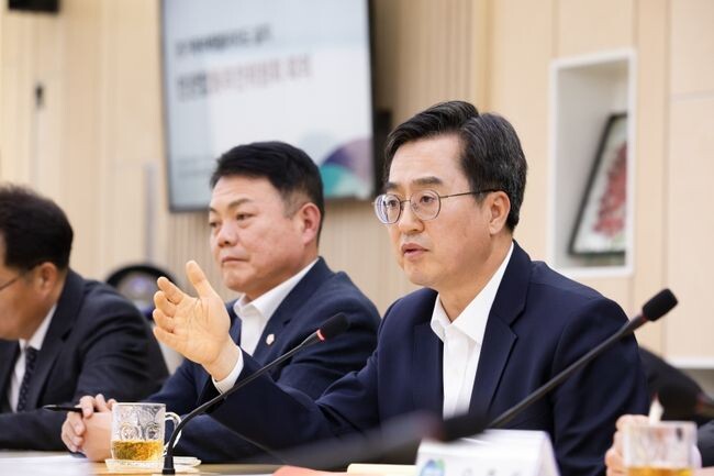 김동연 경기도지사가 22일 오전 경기도청북부청사 상황실에서 열린 경기북부특별자치도 설치 민관합동추진위원회 회의에서 인사말을 하고 있다. 
