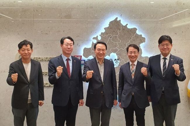 사진 왼쪽부터 박세원 경기도의원, 정명근 화성시장, 임태희 경기교육감, 이원욱 국회의원, 김태형 경기도의원