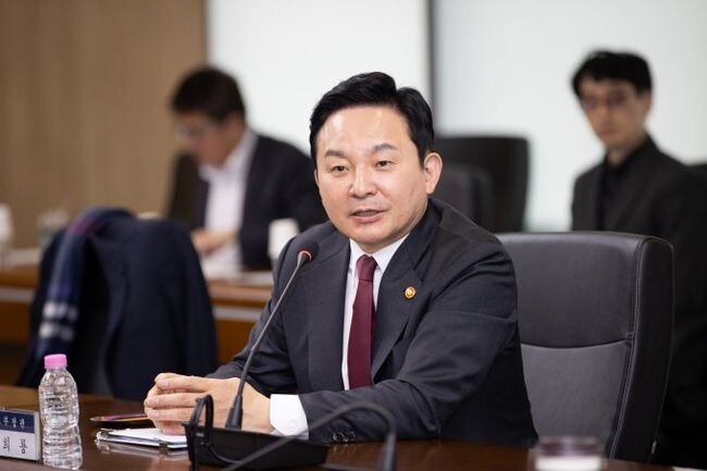 원희룡 국토교통부 장관은 27일 오후 2시 주택도시보증공사(HUG) 부산 본사를 방문하여 HUG의 당면 현안에 대해 업무보고를 받았다.