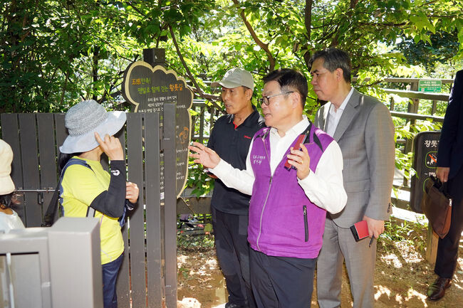 배봉산 맨발황톳길에서 민원 청취하는 이필형 동대문구청장
