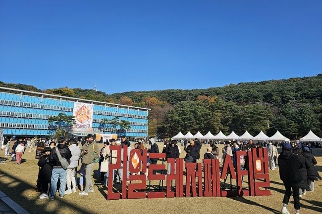 수원시 팔달구에 위치한 경기도청 옛청사에서 지난 12일 열린 &lsquo;리얼 트레저 페스티벌&rsquo;이 옛청사에 대한 긍정적 이미지를 높이고 지역상권 활성화에 기여한 것으로 나타났다.