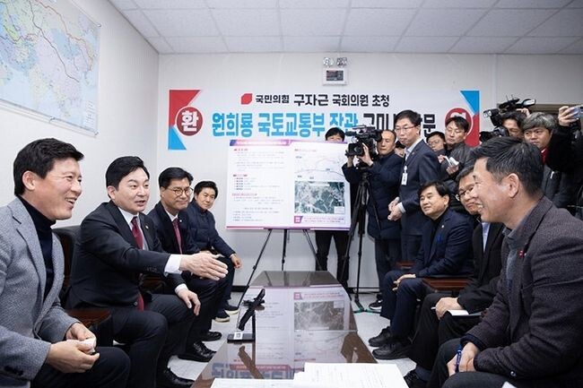 원희룡 국토교통부 장관은 11월 29일 오후 경북 구미시를 찾아 구미역사, 선기동 철도횡단박스 구간 등 철도사업 현장을 점검하고 구미상공회의소에서 개최된 기업인 간담회를 통해 구미시가 반도체 특화도시로 도약하는데 도움이 될 수 있도록 적극 지원하겠다고 밝혔다.