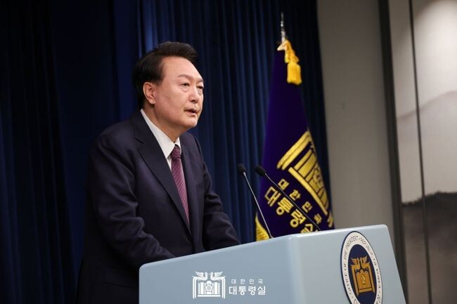윤석열 대통령이 29일 정오쯤 용산 대통령실에서 예정에 없던 '엑스포 관련 국민께 드리는 말씀' 제목의 대국민 담화를 하고 있다.&nbsp;