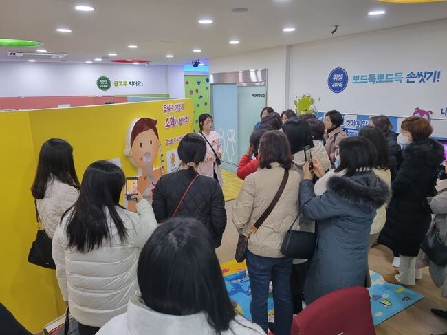 29일 구로구 어린이 건강체험관을 방문한 전라북도교육청 관계자들이 시설을 둘러보고 있다.