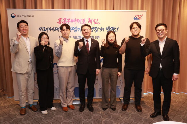 오기웅 중소벤처기업부 차관(가운데)이 30일 서울 서초구 엘타워에서 열린 '청년기업 간담회'에서 참석자들과 기념 촬영을 하고 있다.&nbsp;