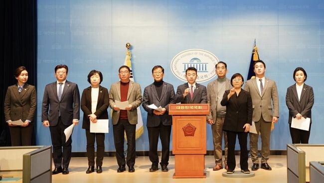 박정 의원(더불어민주당, 경기 파주시을)은 1일, 국회 기자회견장에서 윤후덕 의원(더불어민주당, 경기 파주시갑), 박대성, 최유각, 박은주, 목진혁, 이혜정, 손성익, 이정은 파주시의원 등과 함께 전두환 유해 파주 안장 시도를 규탄하는 기자회견을 가졌다.