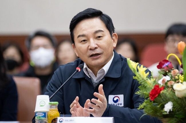 원희룡 국토교통부 장관은 지난 11월30일 오후 경기도 성남시에 위치한 LH 주거복지정보 사무실 상담 현장을 방문해 국민들의 주거 불편사항을 실시간으로 들었다.