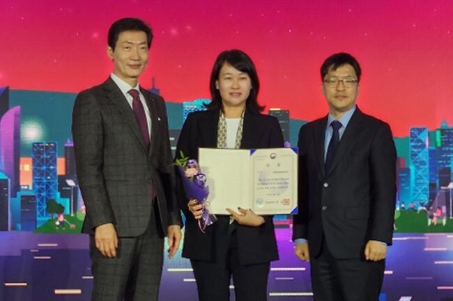 24일 부산 벡스코에서 열린 ‘2023년 정부 혁신 우수사례 경진대회 시상식’에서 인천국제공항공사 터미널운영처 윤선희 처장(사진 가운데)이 ‘장관상’을 수상한 후 행정안전부 서주현 혁신조직국장(사진 오른쪽), 정부혁신위원회 오철호 위원장(사진 왼쪽)와 기념촬영을 하고 있다.