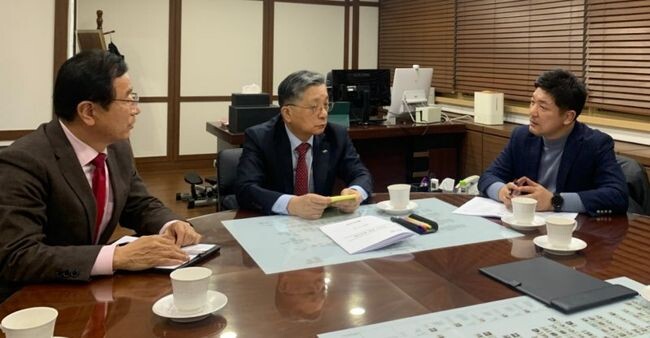 지난 30일 이용 의원은 이현재 하남시장과 함께 한국토지주택공사 서울본부에서 이한준 LH 사장을 만나 하남 신도시 현안 사안에 대한 적극적인 협조를 요청했다.