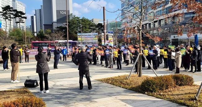 지난 22일 한국전력 본사 앞에서 열렸던 한국에너지공과대학교 총장 해임 건의 철회와 학교 정상화를 촉구하는 나주시민 결의대회 모습. 