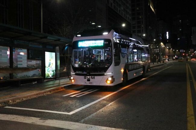 서울시는 4일 밤 11시30분부터 세계 최초로 부도심과 도심을 연결하는 간선기능의 심야 자율주행버스(노선번호 : 심야 A21)가 정기 운행을 시작한다고 밝혔다. 