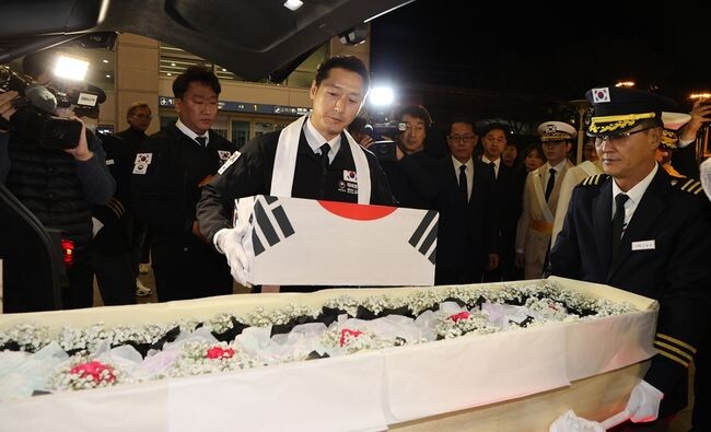 태평양 지역 최초로 발견된 강제동원 희생자 故 최병연 씨의 유해가 3일 오후 인천국제공항을 통해 국내로 봉환돼 유가족들이 유골함을 운구차로 옮기고 있다.&nbsp;