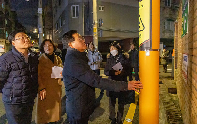 진교훈 서울 강서구청장(왼쪽 세 번째)이 4일(월) 오후 화곡1동 생활안심 디자인마을 조성 현장을 찾아 비상벨 작동 상태를 점검하고 있다.