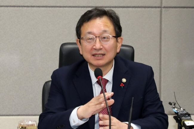 정승윤 국민권익위원회 부위원장 겸 사무처장이 공익신고의 날(12.9)을 앞두고 5일 서울 종로구 정부서울청사에서 공익신고 제도 및 신고자 보호 제도 관련 기자간담회를 하고 있다.