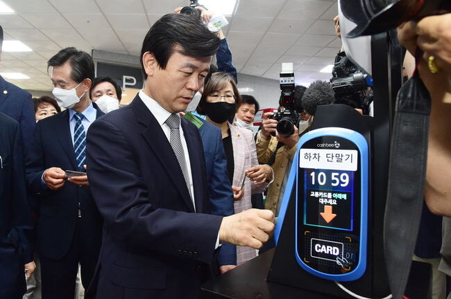 진주시는 국토교통부 주관 2023년 대중교통 시책평가에서 &lsquo;진주~사천간(시외버스와 시내버스) 대중교통 광역환승할인제&rsquo;가 5일 우수시책으로 선정되었다고 밝혔다.