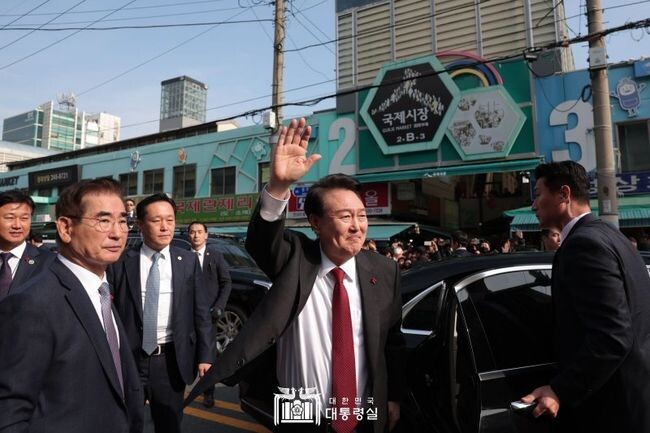 윤석열 대통령은 간담회 이후 부산의 대표 전통시장인 국제시장 일원(국제시장, 부평깡통시장)을 찾아 상인들과 소통하며 경기침체로 어려움을 겪고 있는 상인들을 격려했다.&nbsp;