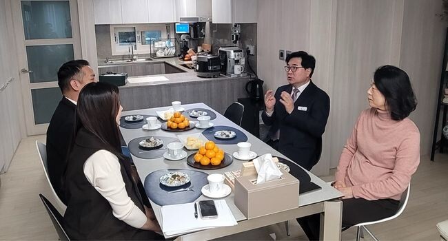 박일하 동작구청장이 동작구 &lsquo;출산 전 임신맘도우미 &rsquo;이용 가정 방문해 의견을 청취하고 있는 모습
