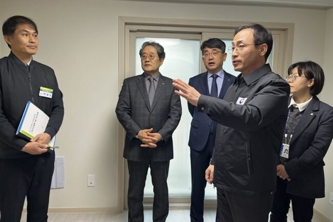 김오진 국토교통부 제1차관이 지난 12월 7일 오후 대구광역시 달서구에 위치한 월성3 영구임대단지에 방문하여 주거복지상담실 등 주요 시설을 점검하고 있다. 