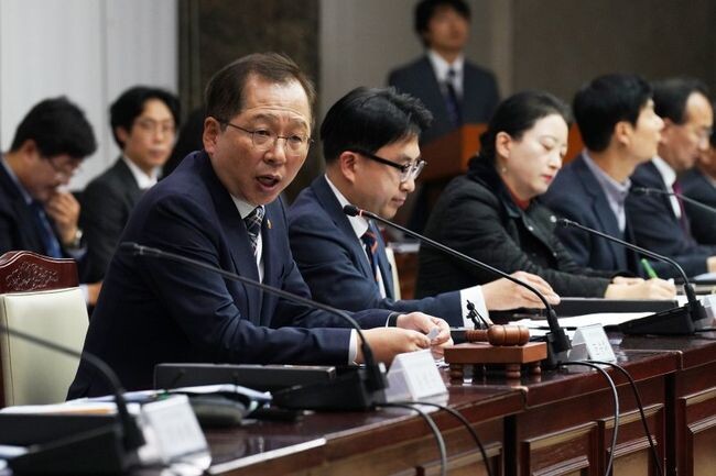 해양수산부는 8일 조승환 해양수산부 장관 주재로 관계부처 차관급 공무원 및 공공기관장이 참석하는 해양폐기물관리위원회를 열고, ’하천쓰레기 해양 유입 저감 대책‘을 심의해 발표했다.