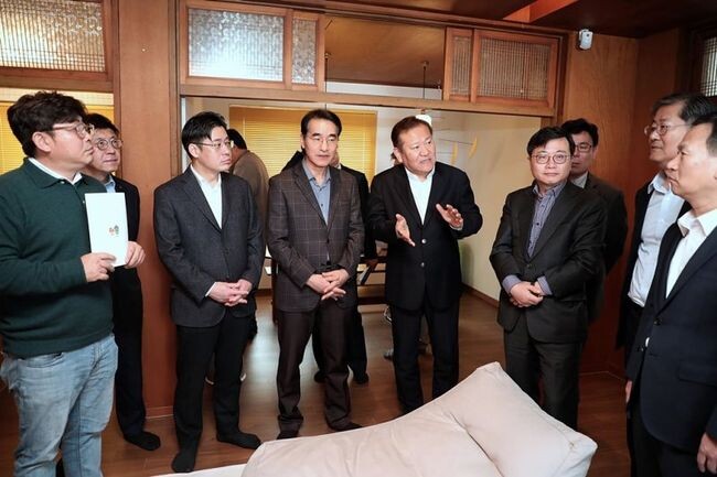 이상민 행정안전부 장관이 지난 9일 제주시 조천읍 북촌리에 위치한 농어촌 빈집 활용 숙박시설 '북촌포구집'을 찾아 관계자로부터 운영현황을 청취하고 향후 지원사항에 관한 의견을 나누고 있다. 