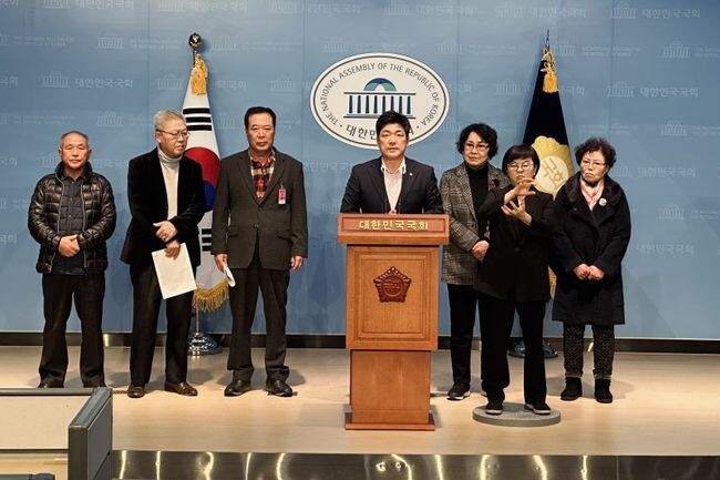 국민의힘 이용 의원이 3기 신도시 고향지키기 대책위, 하남교산지구주민생계조합과 함께 11일 오전 국회 소통관에서 3기 신도시 사업으로 삶의 터전을 떠나야 하는 원주민 지원대책 마련 촉구 기자회견을 개최했다.