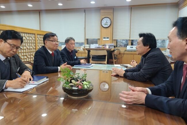 국민의힘 강기윤 의원과 홍남표 창원시장이 12월11일 창원시청에서 만나 구) 창원시 지역의 신속한 재건축과 재개발이 되도록 함께 노력하고, 뜻을 함께 하기로 했다고 밝혔다.