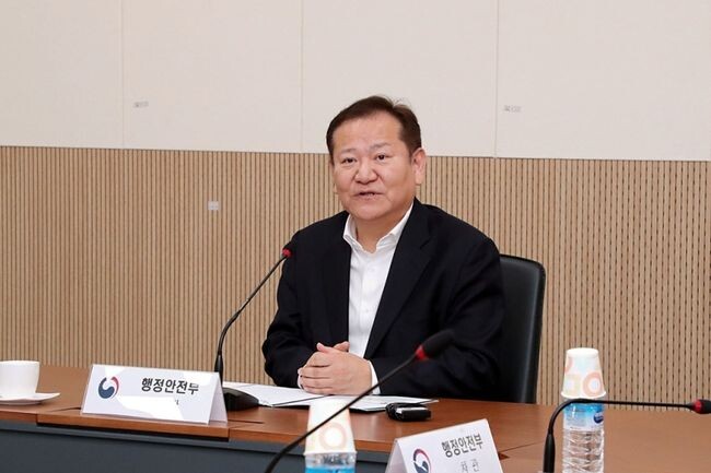 이상민 행정안전부 장관이 지난 9일 오후 제주시 구좌읍 덕천리 '국가위성운영센터'를 찾아 인사말을 하고 있다.&nbsp;