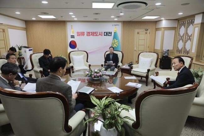 박덕흠 의원은 11일 대전시청에서 김영환 충북지사와 이장우 대전시장을 만나 충북 옥천군 현안인 대전-옥천-영동 광역철도와 대전권 개발제한구역의 재조정 및 해제에 대해 논의했다.