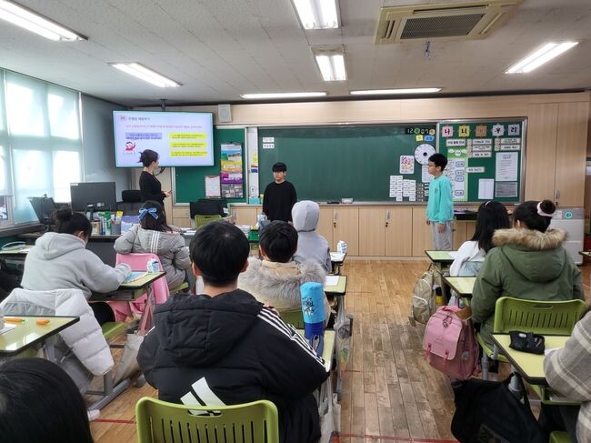 ‘역할극을 통해’ 은행에서 하는 일 이해하기