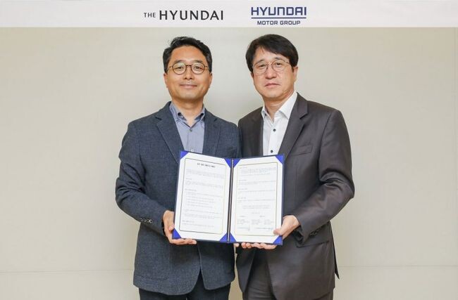 현대자동차·기아는 지난 12일 서울 강남구 소재 현대백화점 본사에서 현대자동차·기아 권해영 인포테인먼트개발센터장, 현대백화점 민왕일 경영지원본부장 등 양측 관계자가 참석한 가운데 주차요금 차량 내 간편결제 서비스 ‘카페이(CarPay)’ 도입을 위한 MOU를 체결했다.