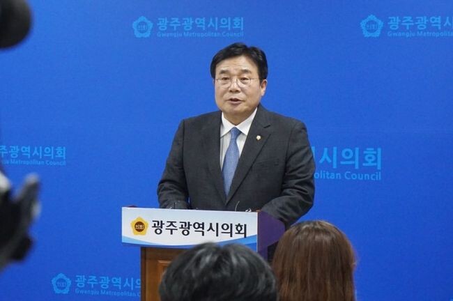 이병훈 의원이 13일 오후 2시 30분, 광주광역시청 브리핑룸에서 기자회견을 하고 있다.&nbsp;