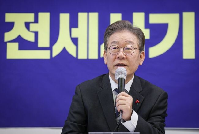 이재명 더불어민주당 대표가 지난 13일 부산 수영구에 위치한 한 카페에서 부산지역 전세사기 피해자들과 간담회를 하고 있다.