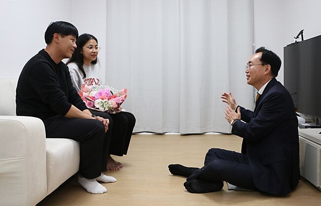 윤병태 나주시장이 지난 14일 ‘취업 청년 임대주택’에 입주한 김 씨 부부 집을 방문해 축하 인사를 전하고 있다. 입주 가구는 보증금 없이 매달 관리비만 부담하면 된다. 나주시는 올해 송월·삼영동 임대아파트 30호를 공급했으며 내년에 100호까지 확대할 계획이다. 