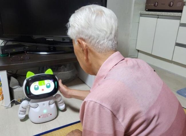 은평구, “어르신의 말벗 친구 ‘AI 반려 로(老)벗(友)’과 함께해요”