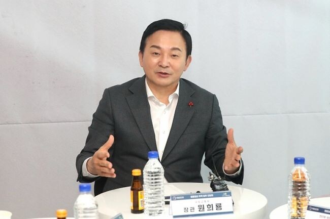 원희룡 국토교통부 장관이 지난 12월10일 서울시 양천구에 위치한 특화형 매입임대주택(영웅청년 주택)을 방문해 입주 예정인 부상제대 군인 청년들을 직접 만나 국가에 헌신한 분들을 위한 촘촘한 주거지원을 약속했다. &nbsp;