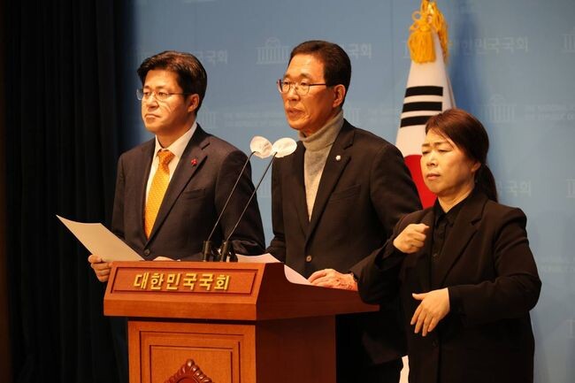 더불어민주당 김포시갑 김주영·김포시을 박상혁 의원은 18일 발생한 김포골드라인 전동차 고장 사고와 관련해 이날 오후 국회 소통관에서 긴급 기자회견을 열고 정부에 김포교통문제 해결을 촉구했다.&nbsp;